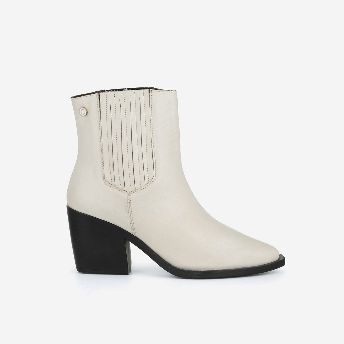 Camila · Off White