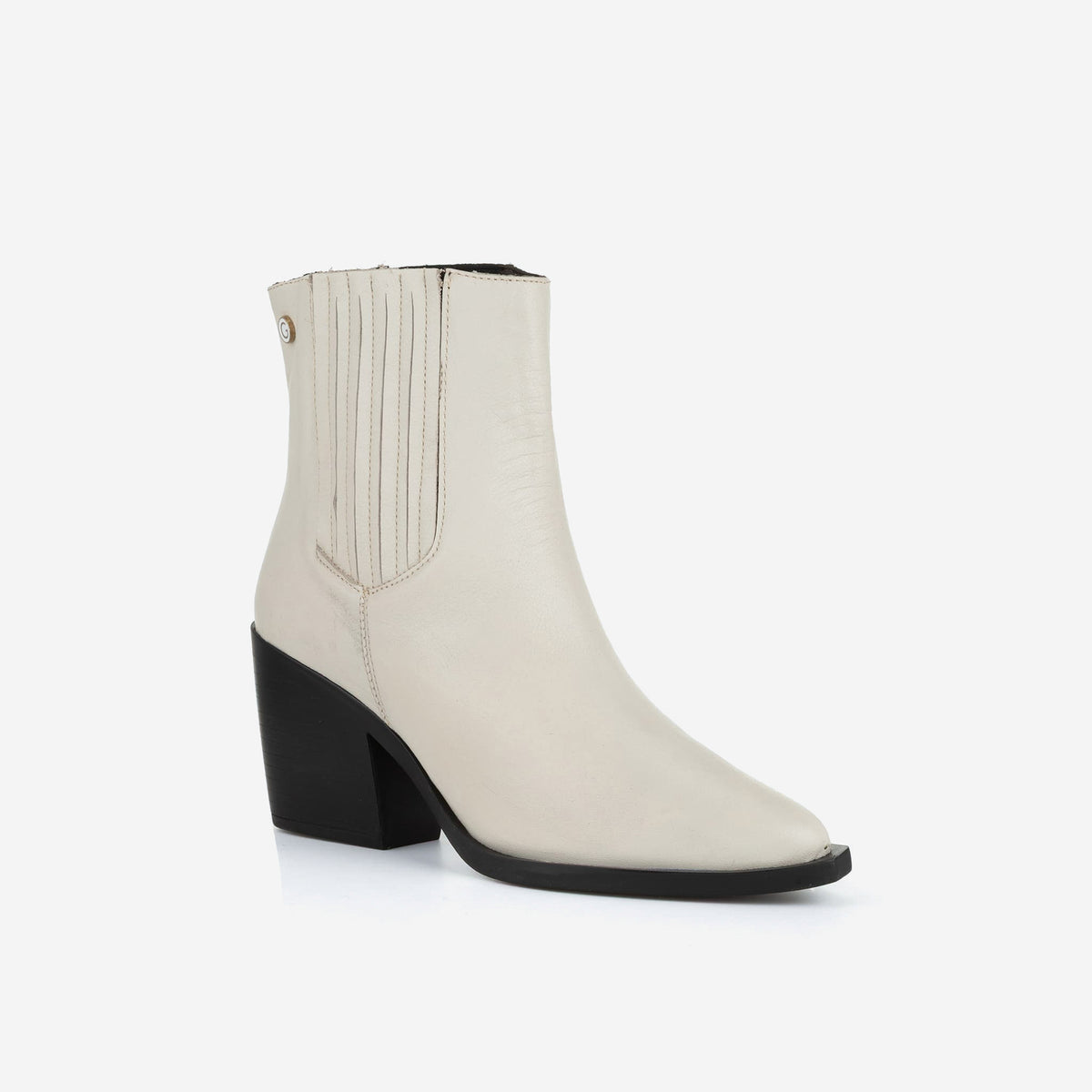 Camila · Off White